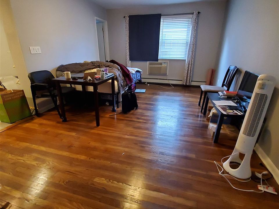 2nd image of 39 Hoyt St
