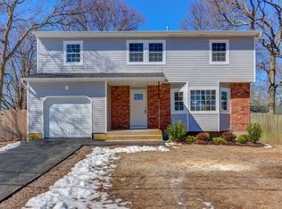 22 Windus Dr, Shirley, NY 11967