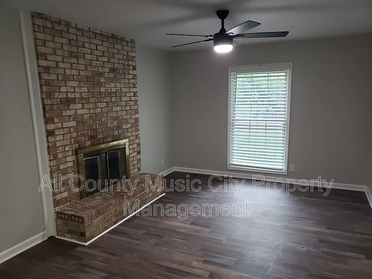553 Owendale Dr — Photo 3