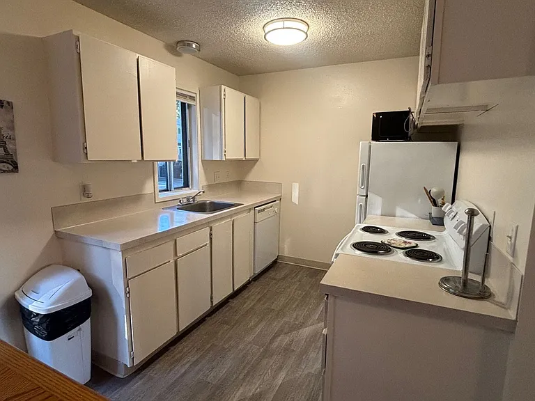 Sunnyside Village Apartments — Photo 49