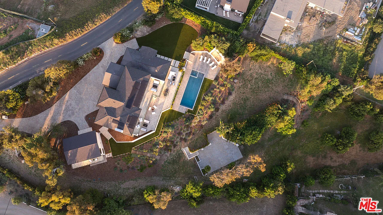 5 bed, 6.5 bath, 6500 sqft, $55,000 — Photo 2