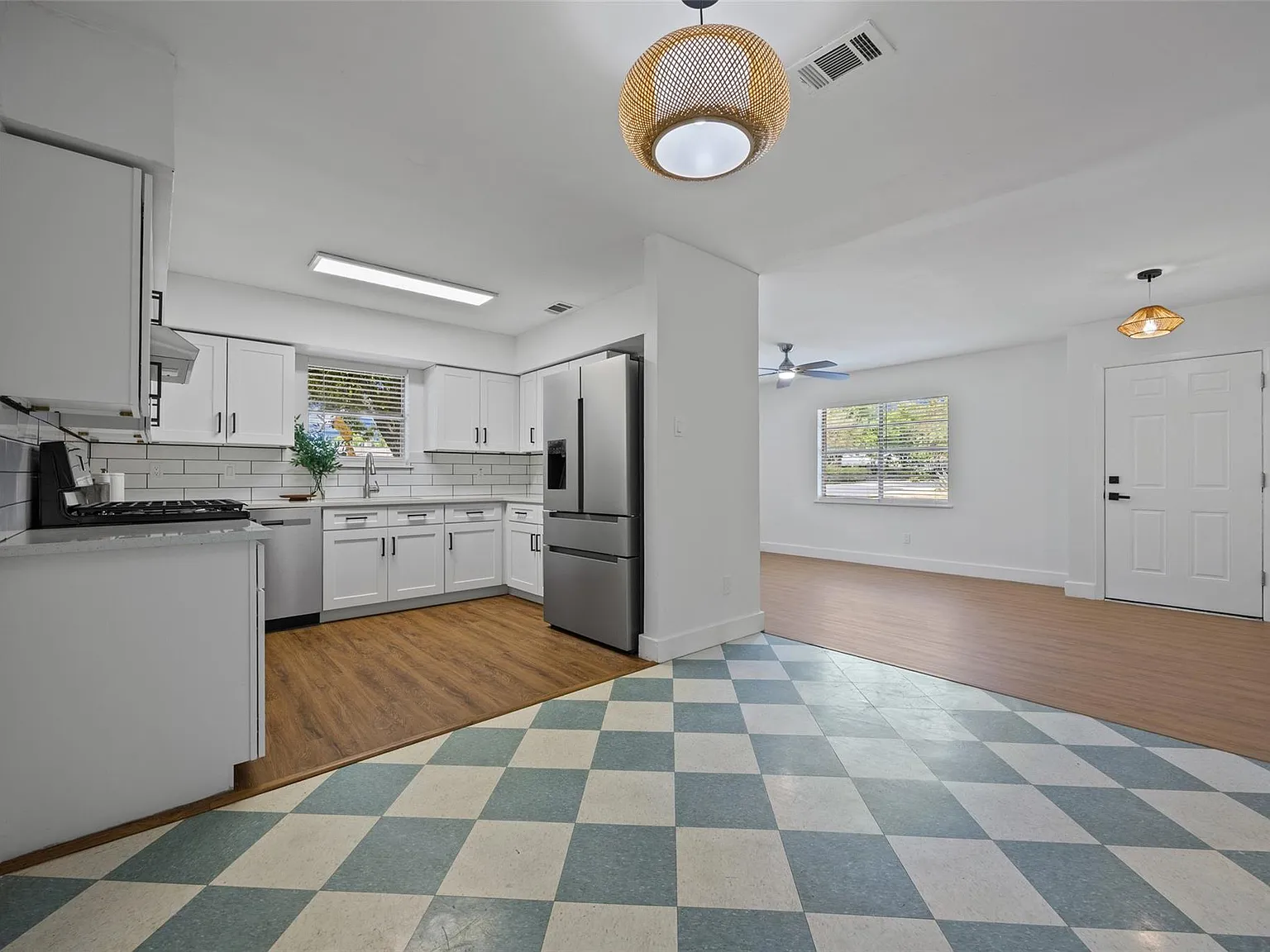 2 bed, 1.0 bath, 747 sqft, $1,975 — Photo 2