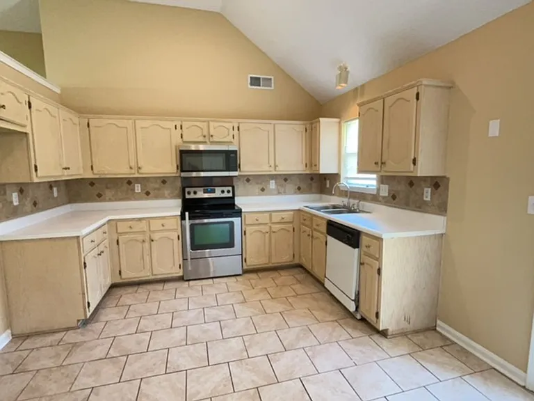 5554 Steffani Dr — Photo 3