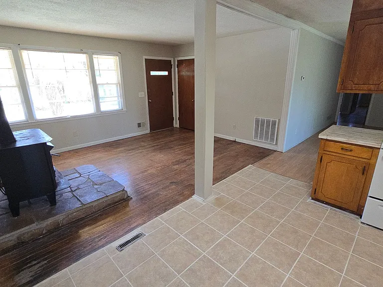 2233 Windsor Dr — Photo 7