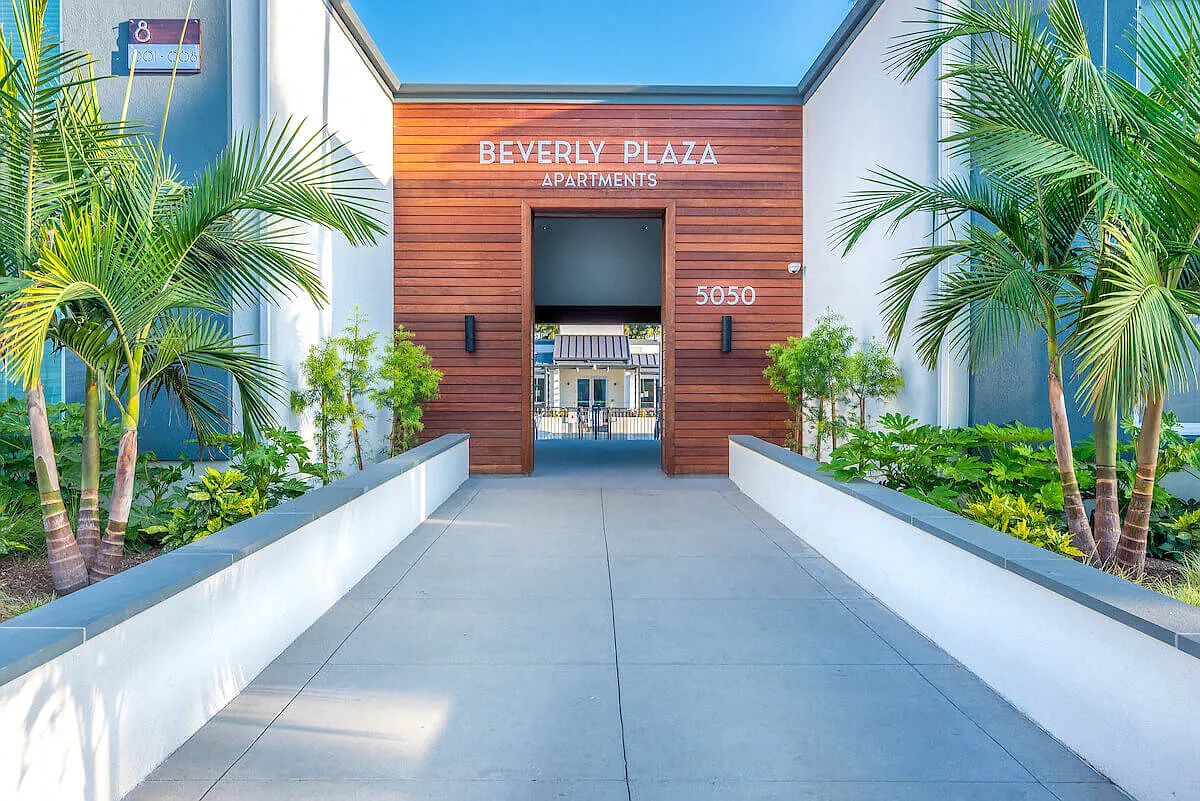 Beverly Plaza Apartments — Photo 1