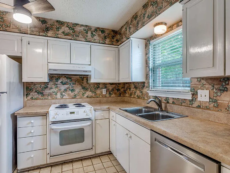 1255 Roaring Springs Rd — Photo 5