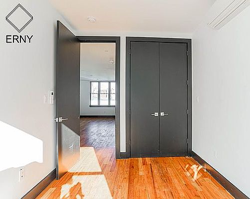 4th image of 960 Pacific St #2R