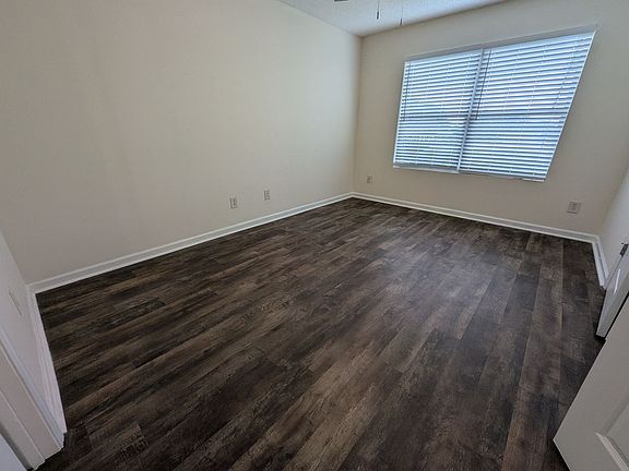 5th image of 385 Bridgewater Cir