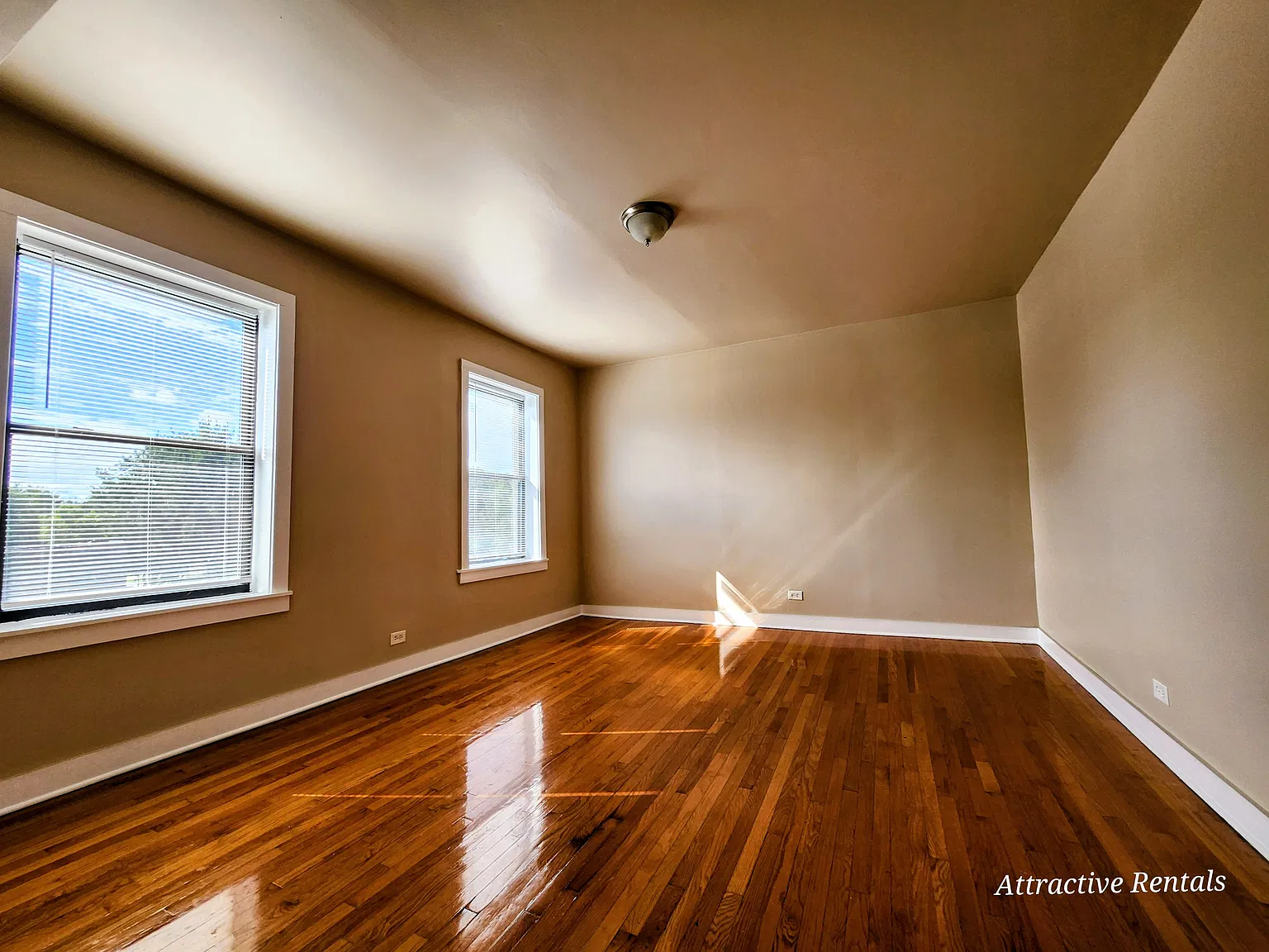 53 E Marquette Rd — Photo 1