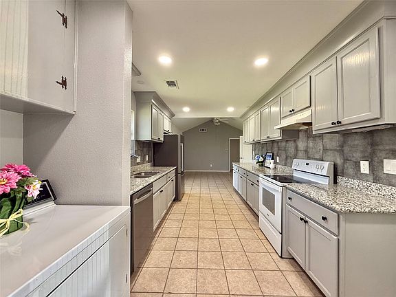 3rd image of 8906 Leader St