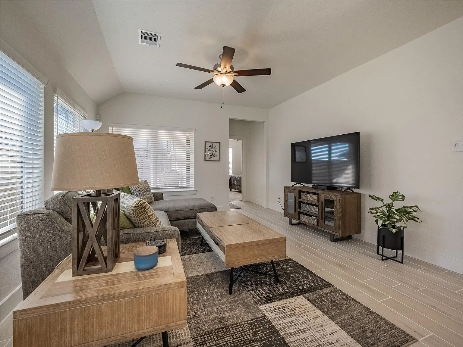 3 bed, 2.0 bath, 1460 sqft, $2,500 — Photo 4