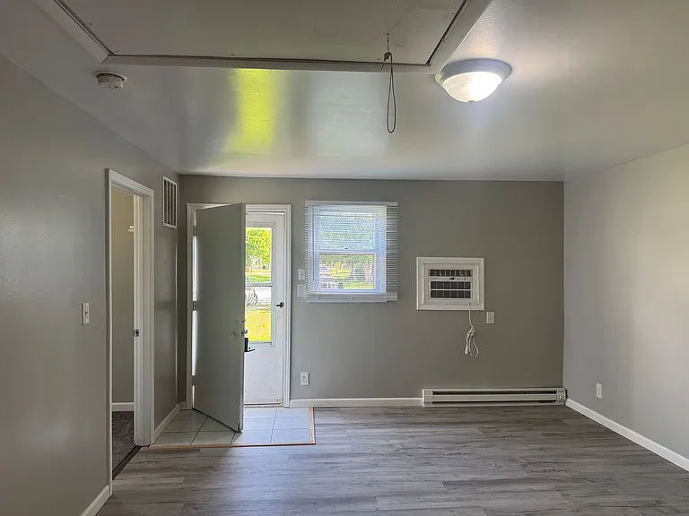 319 E College St — Photo 6