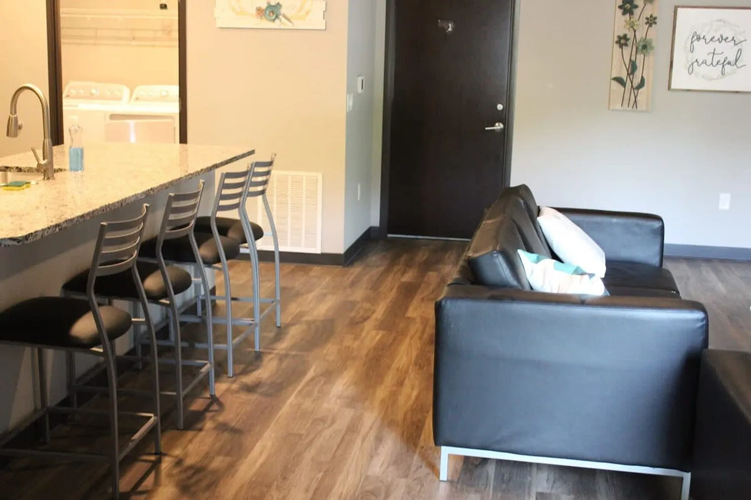 2 bed, 2.0 bath, 979 sqft, $2,561 — Photo 3