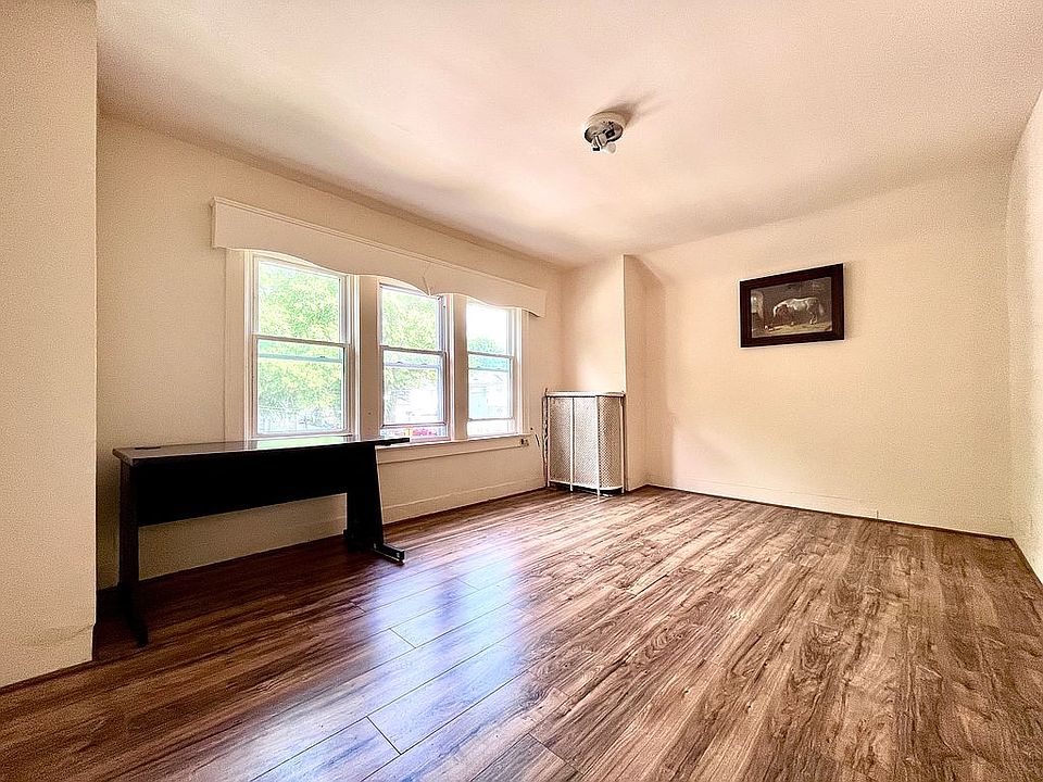 1st image of 9238 222nd St