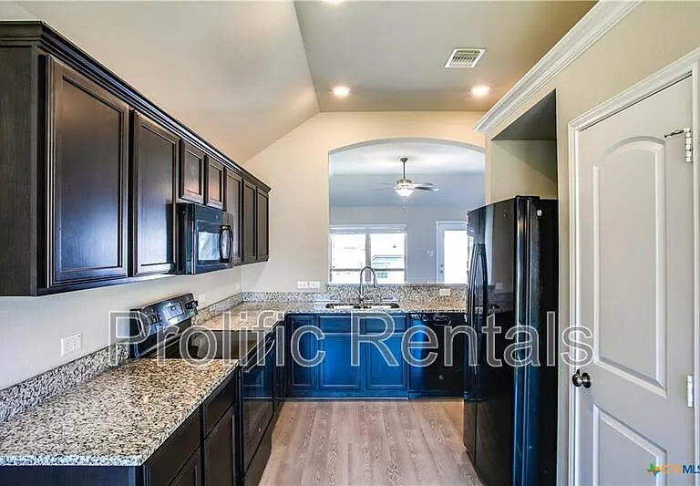 805 Stockdale Rd — Photo 8