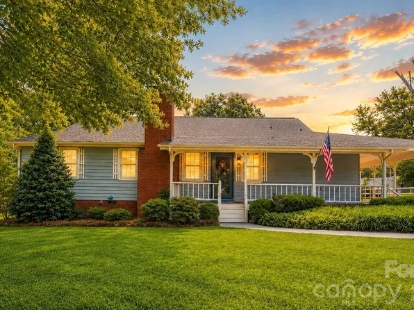 6016 Indian Brook Dr, Matthews, NC 28104