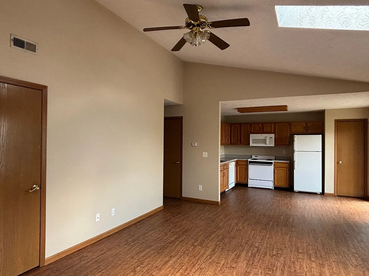 Building Photo - 2801 Horizon Dr