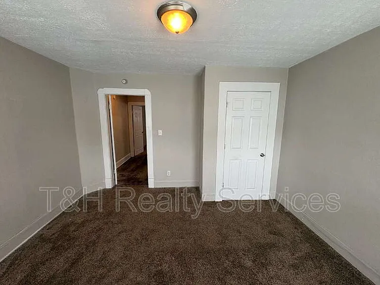 2116 Woodlawn Ave — Photo 17