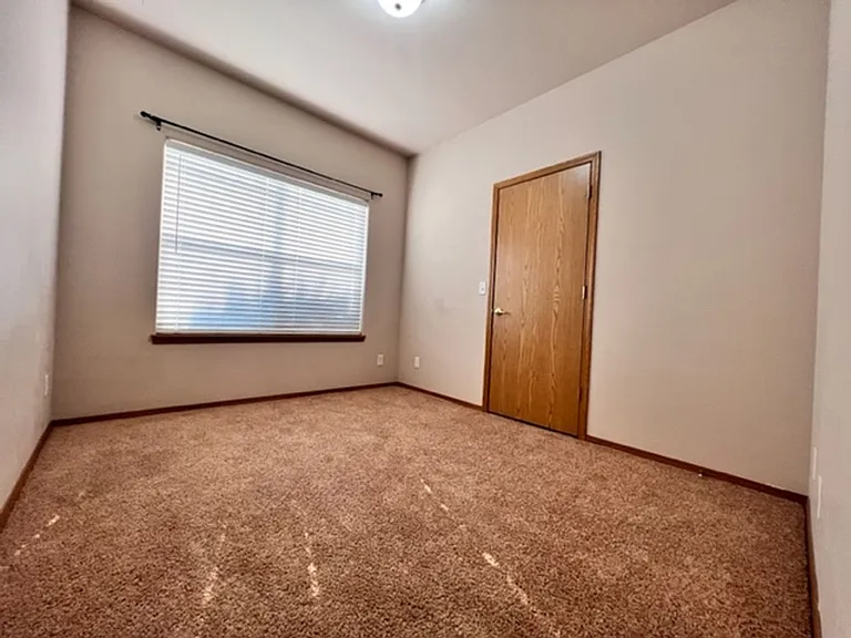 1927 E Wilson Ln — Photo 10