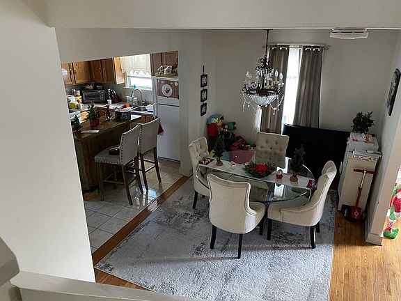 2nd image of 1017 Lonsdale Ave