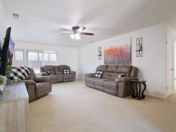 3rd image of 1114 Bradford Cir