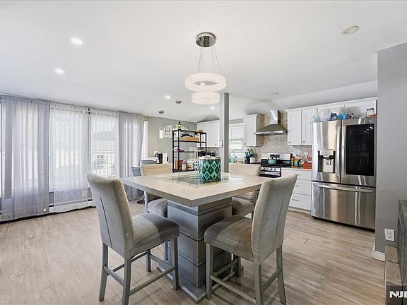 3rd image of 30 Decker Rd