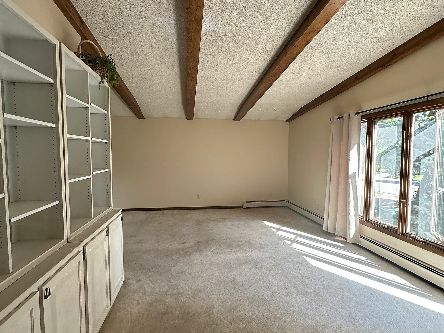 3 bed, 2.5 bath, 2800 sqft, $2,500 — Photo 3