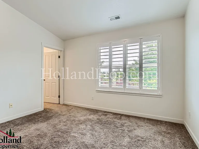 2287 NE Sheffield Ave — Photo 14