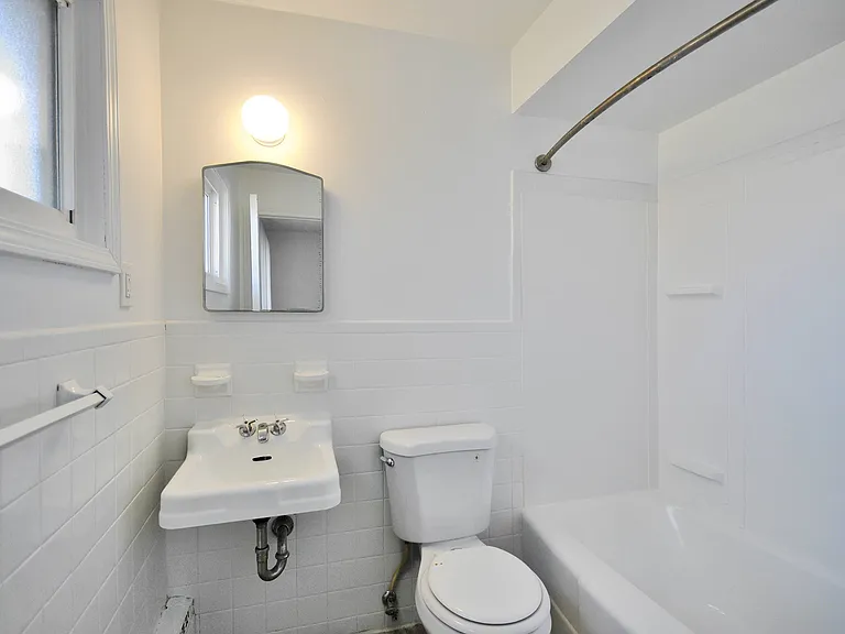Silverstone Apartments — Photo 14
