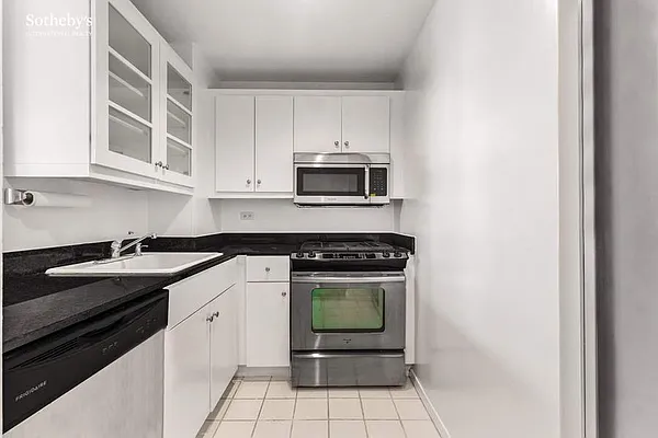 Rented by Sotheby's International Realty | media 18