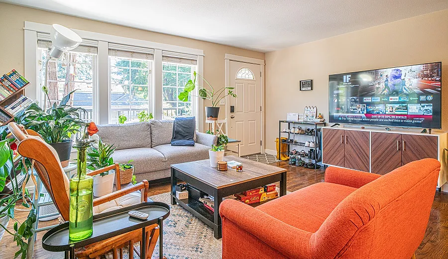 3 bed, 2560 sqft, $790 — Photo 2