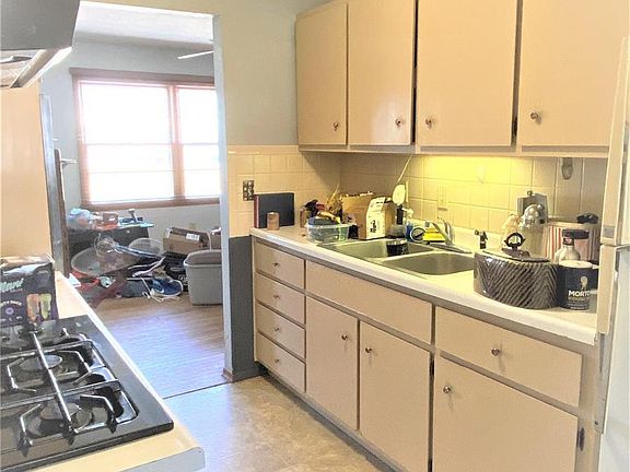 3rd image of 418 Hawthorne Dr