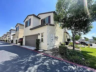 3 bed, 2.5 bath, 1800 sqft, $2,945 — Photo 2