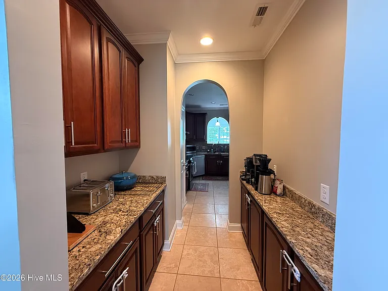 704 Stagecoach Dr — Photo 4