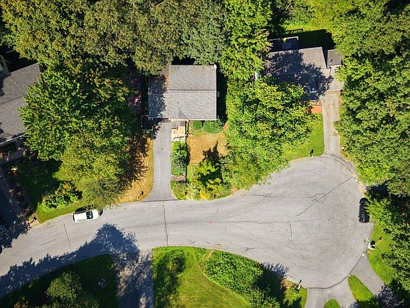 2nd image of 12 Picnic Woods Cir
