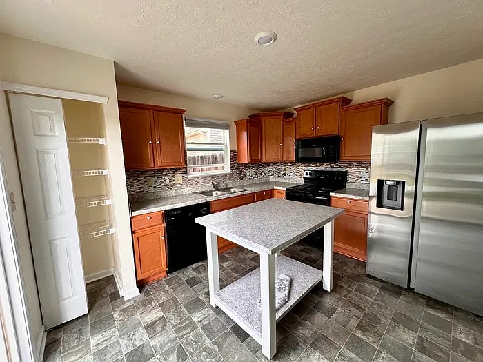 4 bed, 2.5 bath, $2,088 — Photo 4