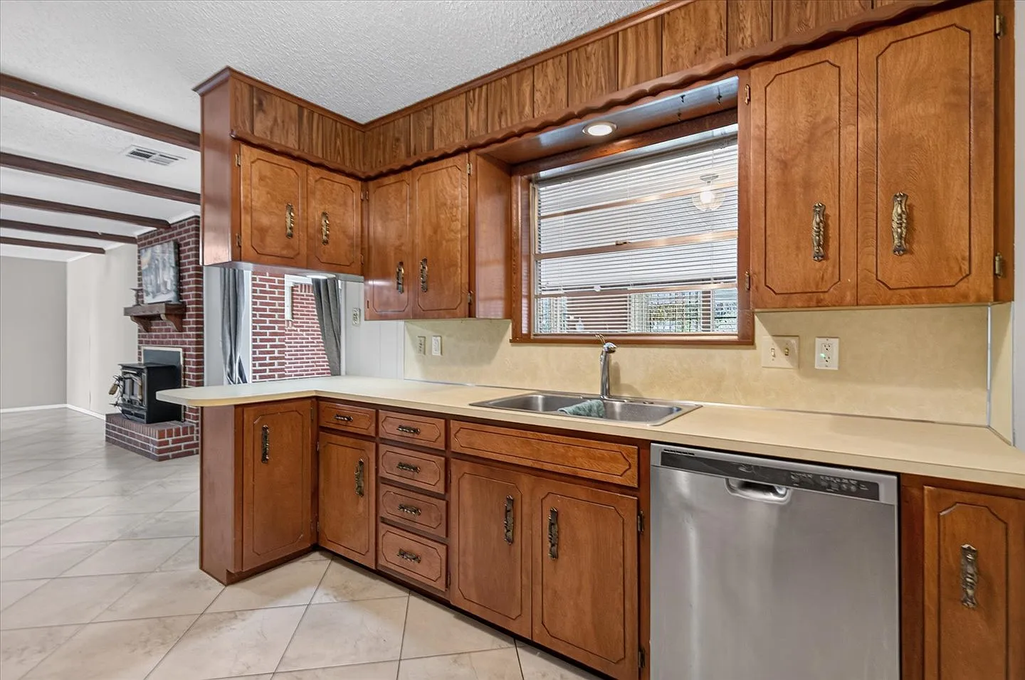 4 bed, 1800 sqft, $1,600 — Photo 3