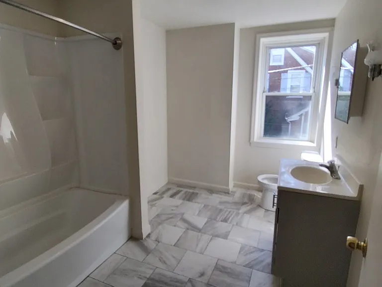 221 N Woodlawn Ave #D — Photo 6