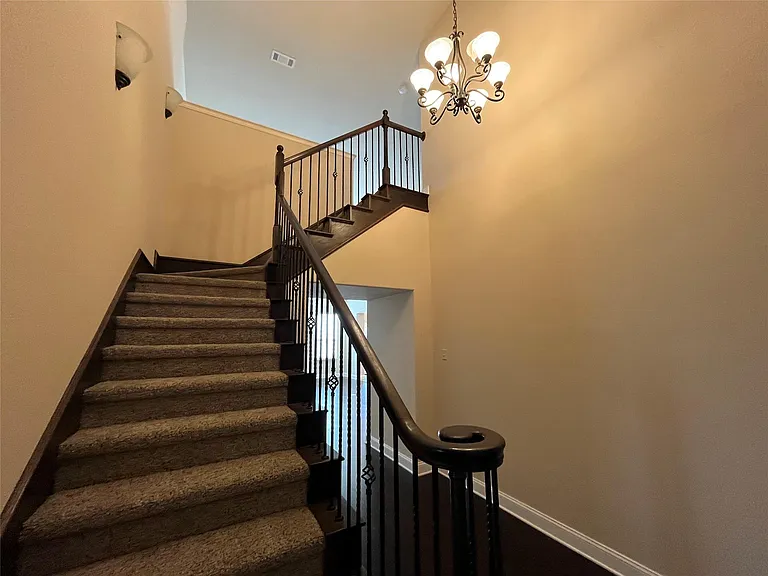 3826 Hyde Park Dr — Photo 4