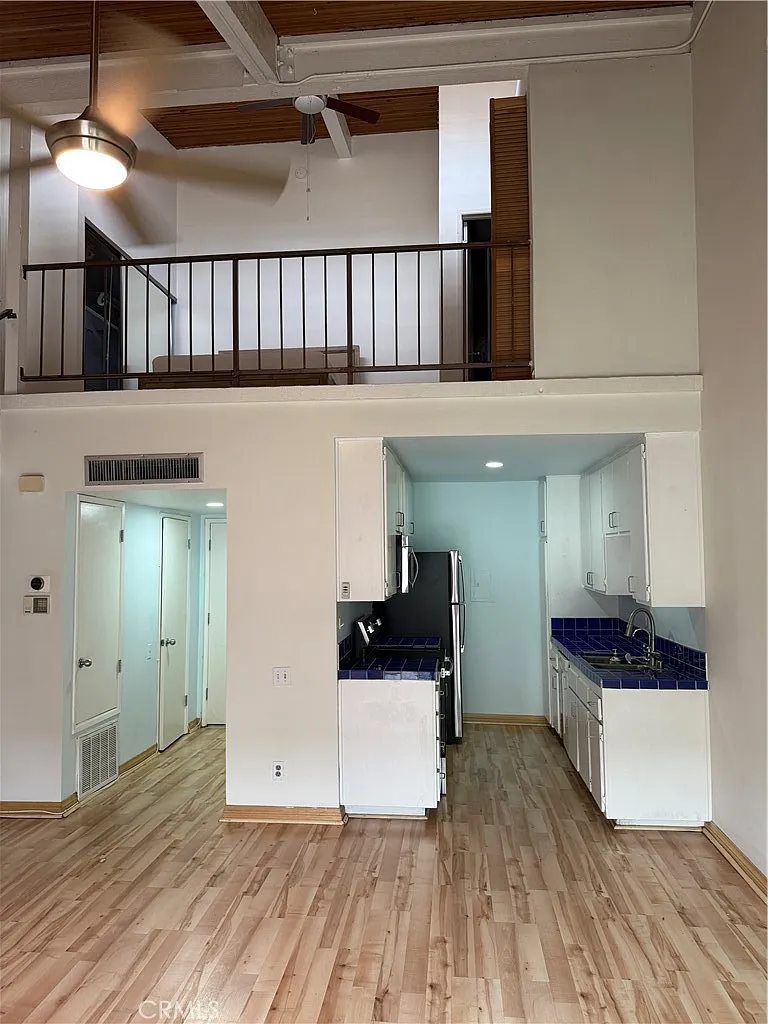 1 bed, 1.5 bath, 712 sqft, $1,999 — Photo 2