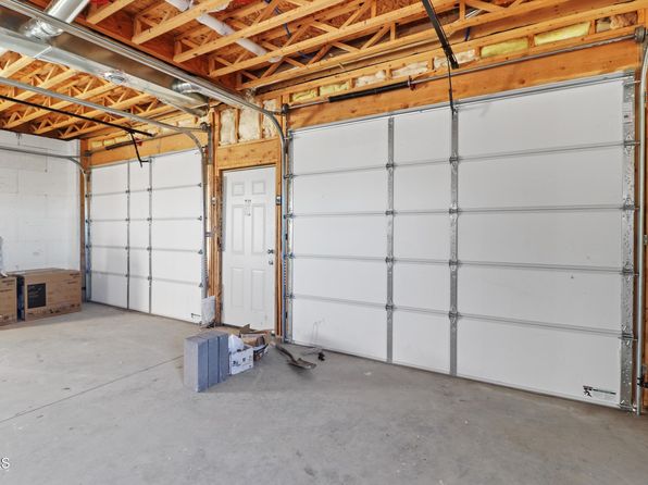 906 Green Ridge Dr, Watford City, ND 58854