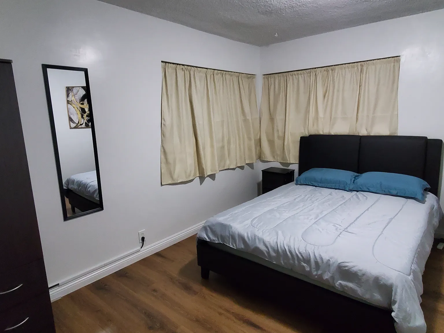 2 bed, 1000 sqft, $2,300 — Photo 2