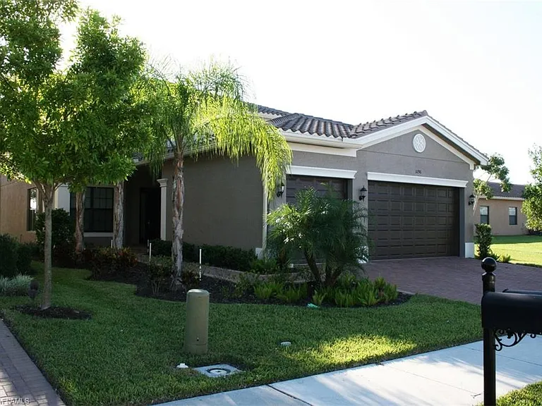 3296 Pacific Dr — Photo 1