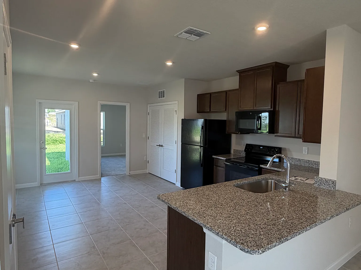 3 bed, 1313 sqft, $1,920 — Photo 2