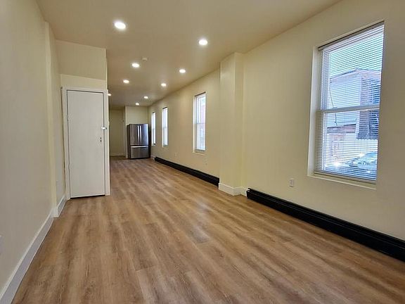 4th image of 100 Neversink St