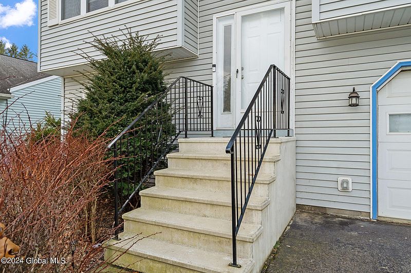 3rd image of 8 Weathercrest Drive
