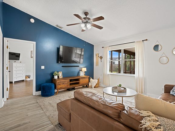4th image of 4667 SW Nackman Ter