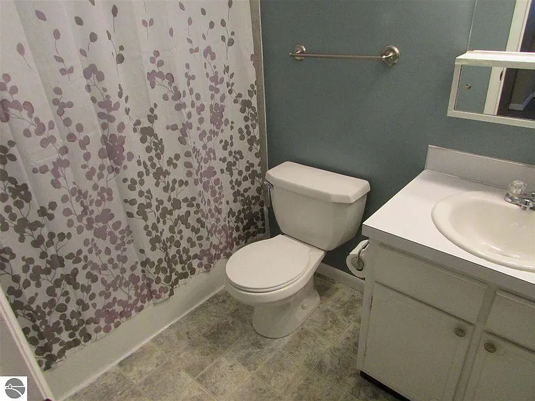 252 N Frost Dr — Photo 4