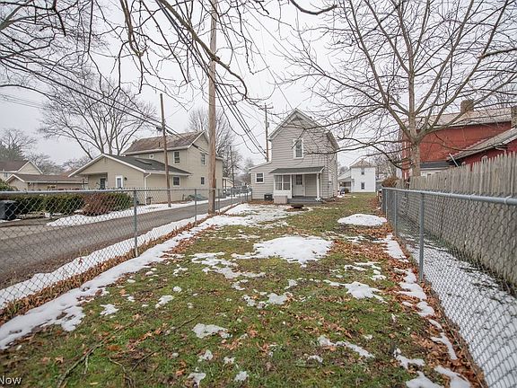 4th image of 127 8th St NE