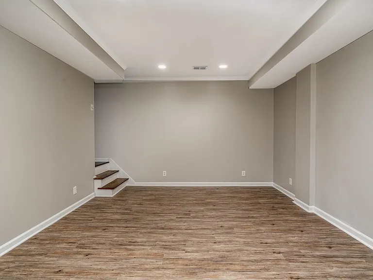 325 Dobbs Rd — Photo 22